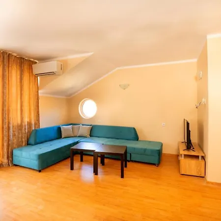 House With Garden Гостевой дом Поморие